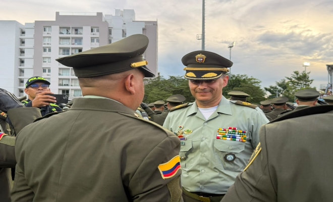 señor coronel Héctor Ruiz Arias comandante  Policía Metropolitana de Montería felicita al personal de subintendentes ascendidos 
