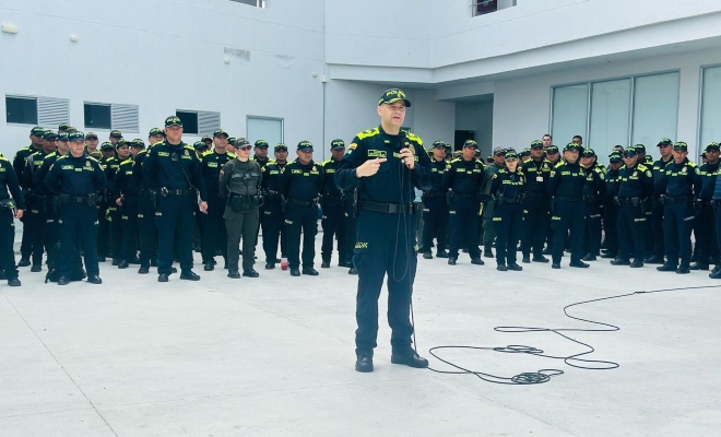 señor oficial preside la formación policial, acompañado por un numeroso grupo de uniformados, durante una actividad institucional.
