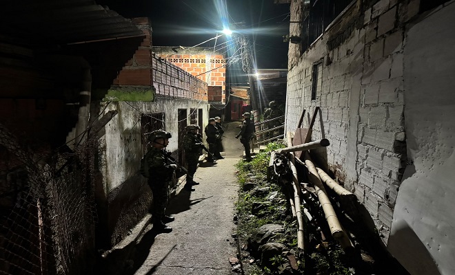 Policías vigilan callejón del municipio de Arauca