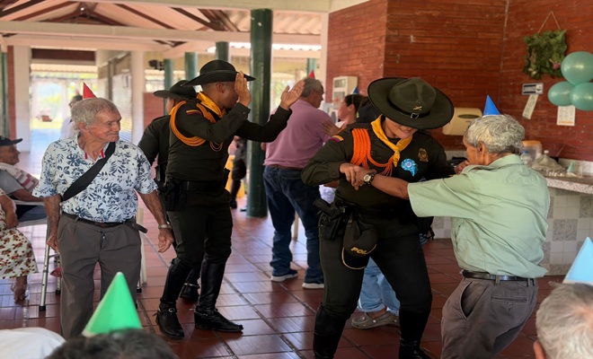 En pista de baile tres carabineros y tres adultos