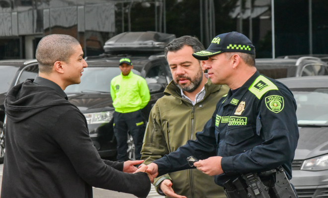 Alcalde mayor y Policía entregan vehículo recuperado a ciudadano