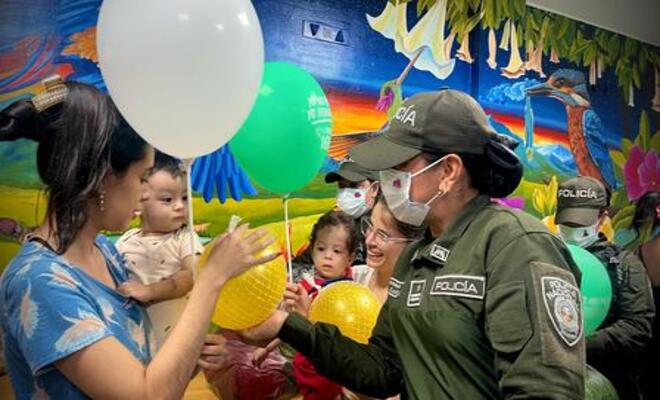 Niño hospitalizado recibe un obsequio durante visita recreativa en el hospital.