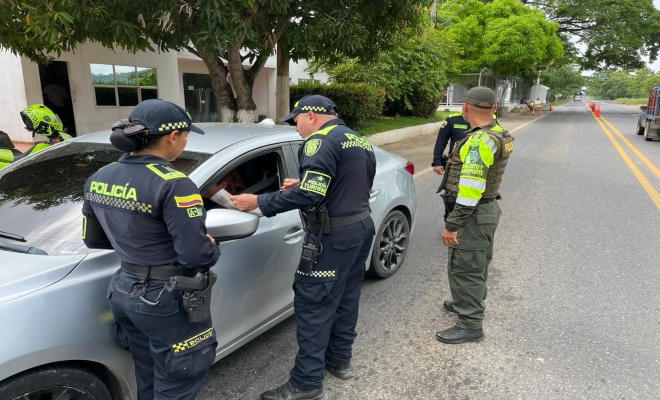 cuatro  uniformado y un ciudadano en un vehículo vía publica 