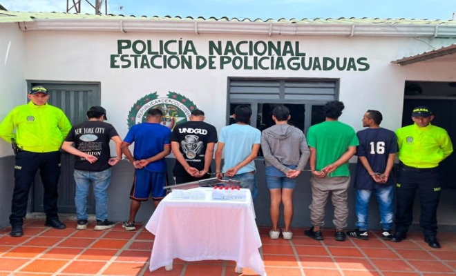 Dos policías, 7 capturados. 