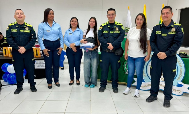 Tres Policías y cuatro mujeres voluntarias de Obras Sociales