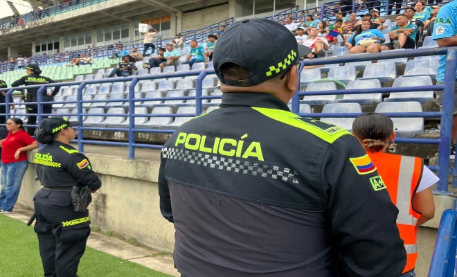 dos polic&iacute;as garantizando la seguridad del partido