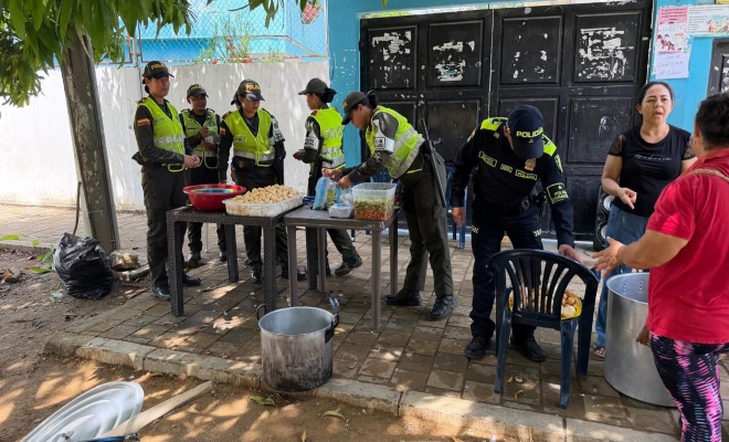 seis uniformados de la policía nacional realizan espacios de participación ciudadana, diálogo y trabajo conjunto en beneficio de la sana convivencia.