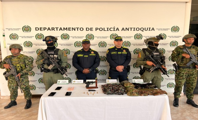 Cuatro policías y dos solados custodian armamento y prendas militares
