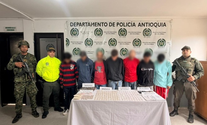 Grupo de uniformados (Ej&eacute;rcito, SIJIN y operativo) custodian a siete personas capturadas por multiples dellitos