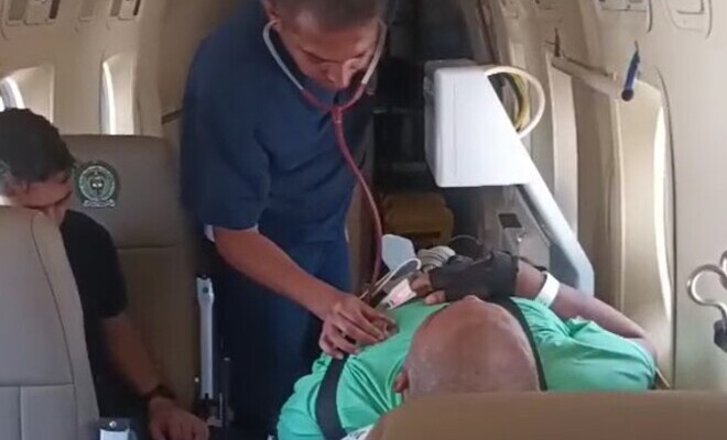 Un m&eacute;dico atiende a un paciente en la cabina de un avi&oacute;n ambulancia