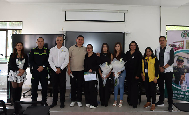 policías reconociendo familias en el día de los héroes de la nación