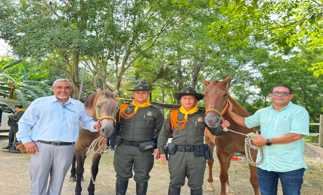 dos uniformados adscrito a la seccional de carabineros y protección ambiental con un equino y dos ciudadanos 