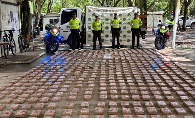 Cuatro polic&iacute;as de la seccional de tr&aacute;nsito y transporte custodian coca&iacute;na incautada