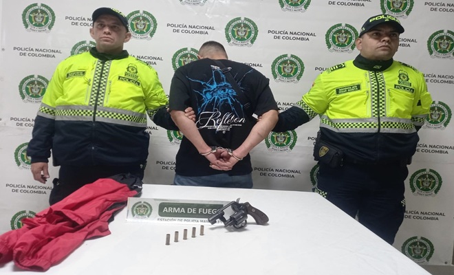 Dos policías, un capturado y un elemento incautado