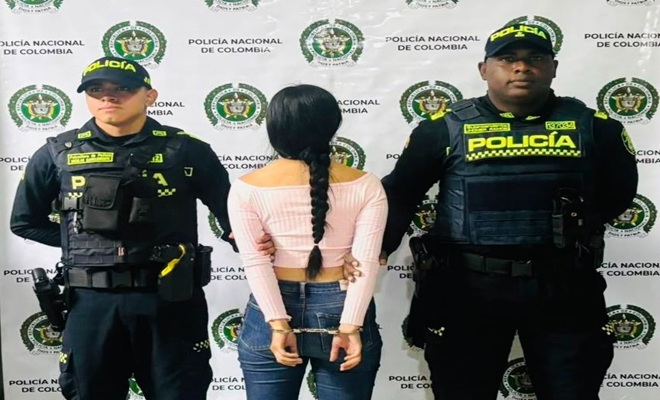 dos uniformados y una capturada 