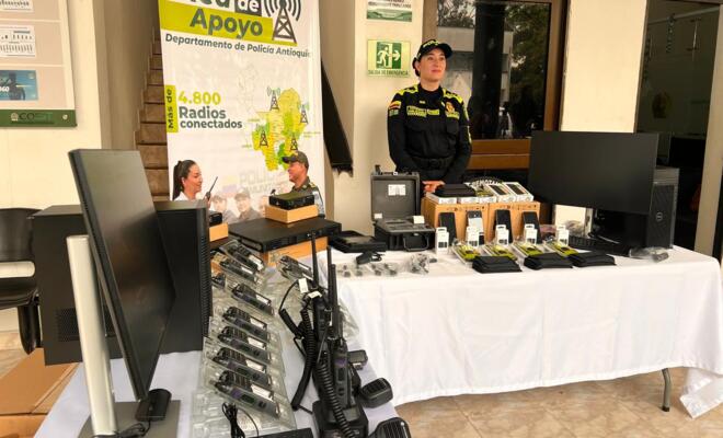 Elementos tecnologicos, radios de comunicación y un policia