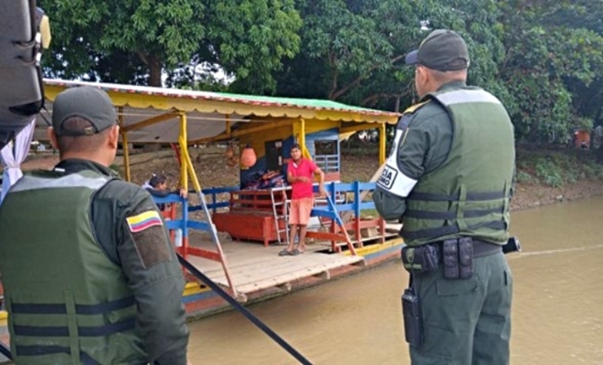 Uniformados recorren el afluente desde el barrio Santa Fe hasta Mocarí, brindando acompañamiento a embarcaciones turísticas y promoviendo la navegación segura.