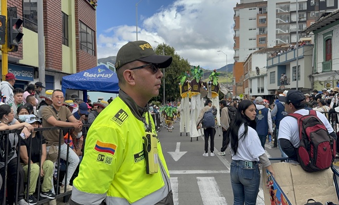 Polic&iacute;a Nacional acompa&ntilde;&oacute; el desfile de la Familia Casta&ntilde;eda
