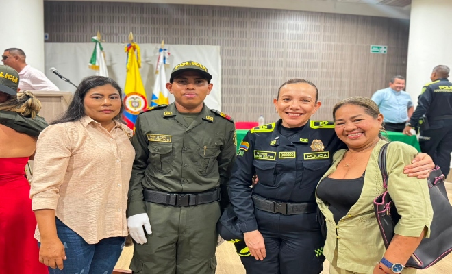 dos ciudadanos y dos policías