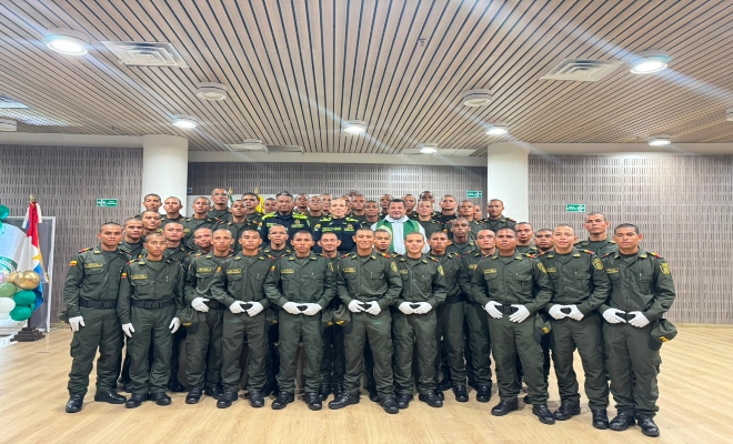 policías del curso 011 de Auxiliares  jurando bandera 