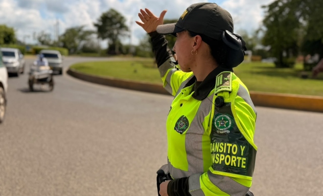 Funcionaria policial de transito realizando control de transito vehicular 
