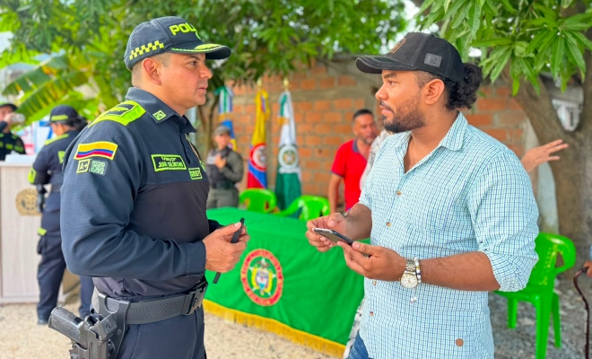 Mayor Solorsano comandante de la estación conversando con presidente de la junta de acción comunitaria del barrio minuto de Dios 