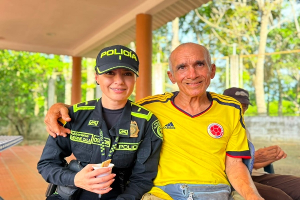 un policía y un ciudadano de la tercera edad 