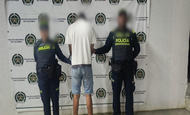 dos uniformados con una persona capturada por el delito de lesiones personales 