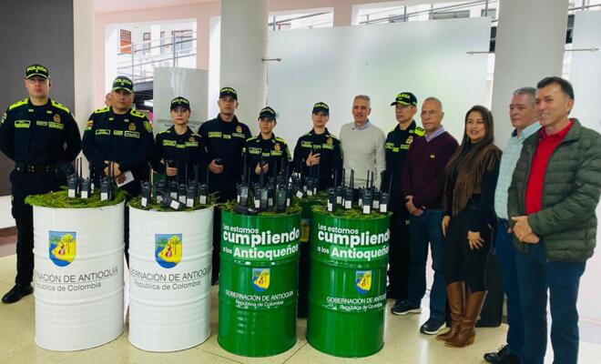 Gobernador de Antioquia realiza entrega de radios a la policía