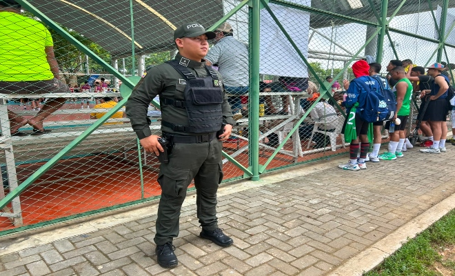 un uniformado de la policía nacional brinda seguridad en en juegos  XV Torneo Nacional y III Internacional de Voleibol 
