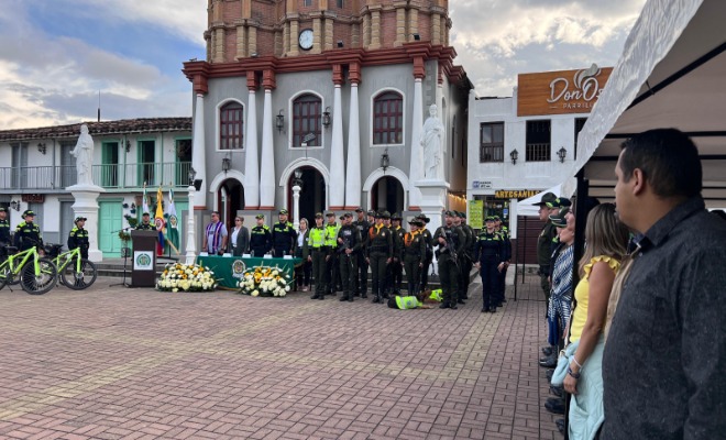 Autoridades político-administrativas y Policía nacional en ceremonia de lanzamiento