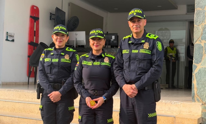 dos uniformados y la señora brigadier general Yurian Jeannette Romero Murte supervisando el puesto de mando unificado departamental 