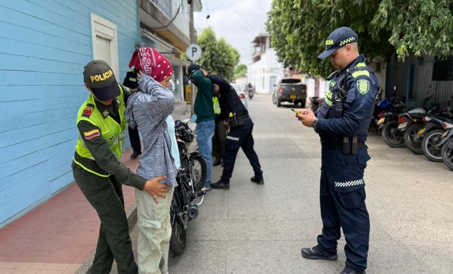tres uniformados realizan registro a tres ciudadanos en el vía publica del municipio de Cereté