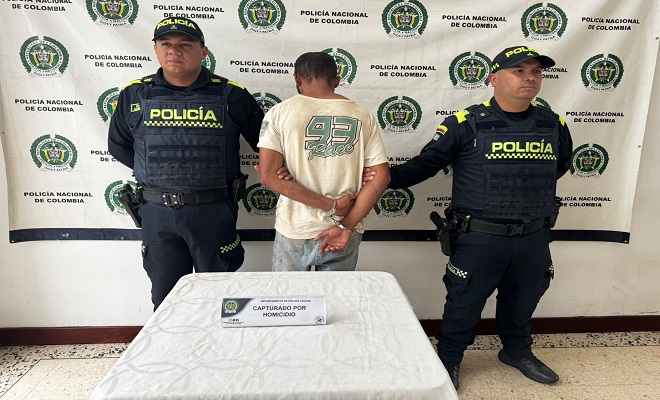 Polic&iacute;as en backing institucional con hombre capturado
