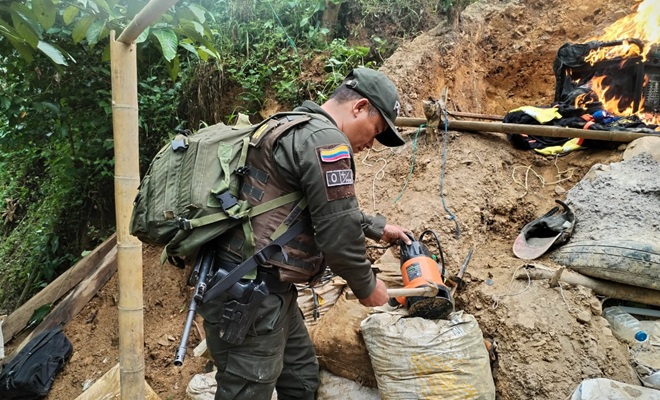Policía en zona rural destruyendo material para explotación minera 
