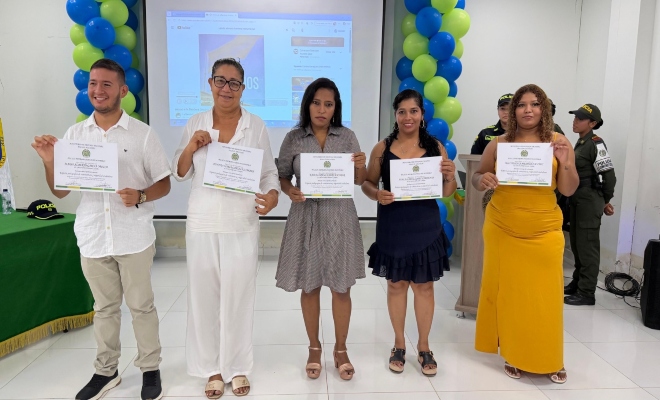 cinco ciudadanos recibiendo diplomas clausuras espacios pedagógicos  