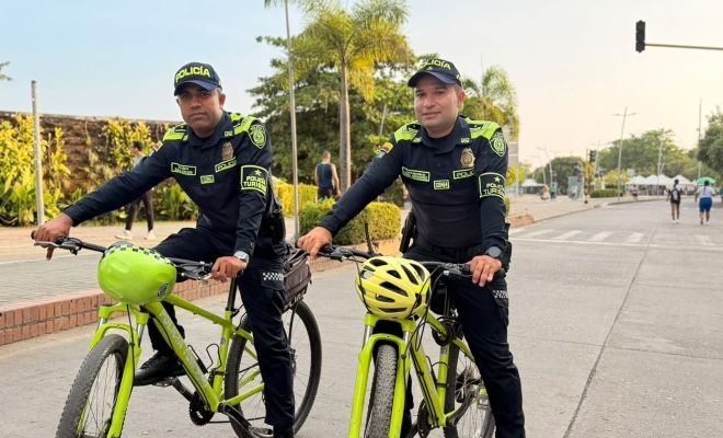 Dos funcionarios policiales en bicicletas institucionales en ciclovía 