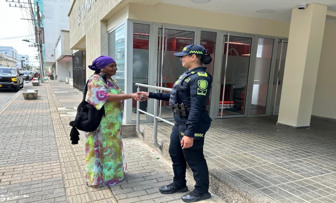 Una uniformada entregando recomendaciones de seguridad a una persona