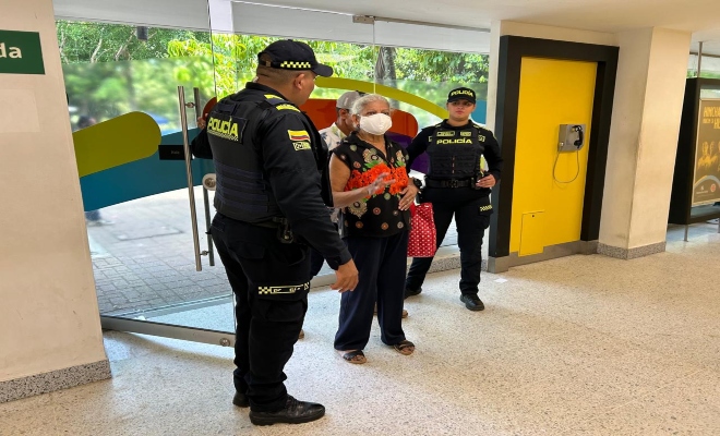 Uniformados interactuando con ciudadanos para entregar recomendaciones de seguridad 
