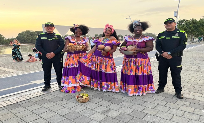 dos polic&iacute;as y tres ciudadanas en conmemoraci&oacute;n en el D&iacute;a de la Raza