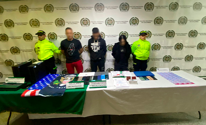 Tres Policías con tres capturados en el backing y los elementos incautados sobre la mesa