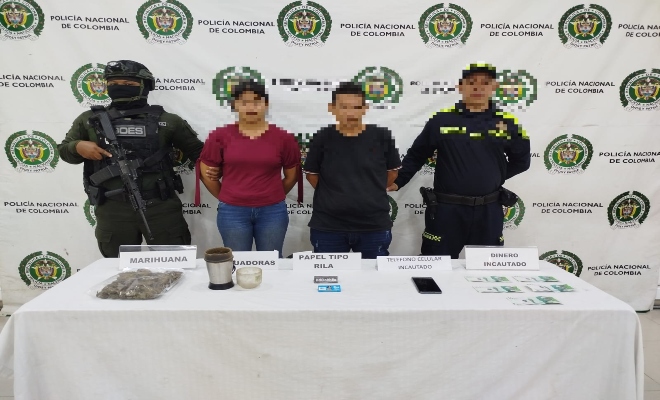 dos uniformados con dos personas capturadas por el delito Trafico, fabricaci&oacute;n o porte de estupefacientes