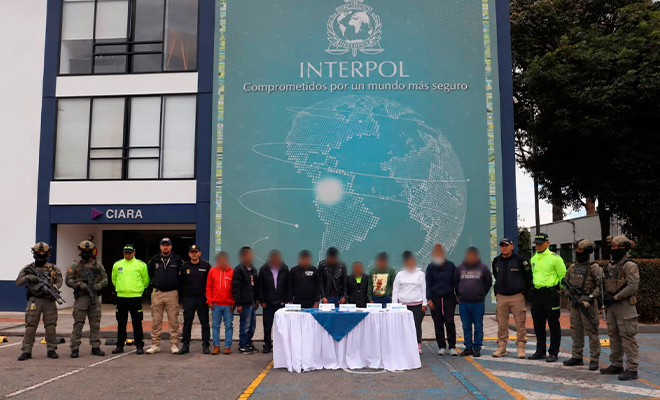 Capturados mediante la Operación "Apócrifo", presuntos integrantes de una red de tráfico de migrantes, custodiados por la Policía Nacional.