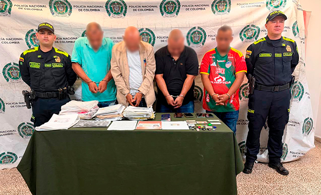 Capturados mediante la Operación "Apócrifo", presuntos integrantes de una red de tráfico de migrantes, custodiados por la Policía Nacional.