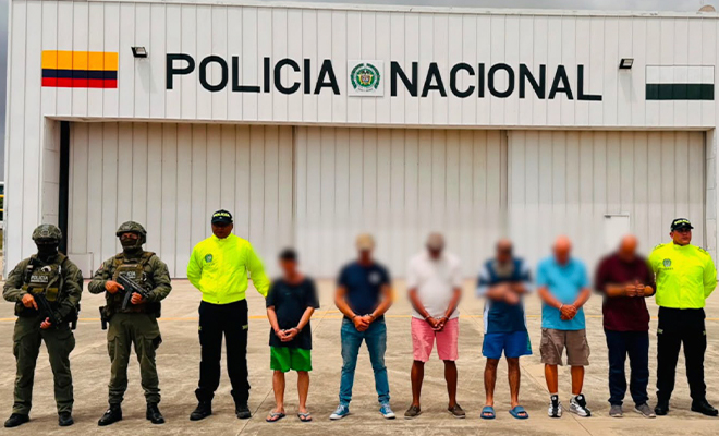 Captura de seis personas con fines de extradición, custodiadas por la Policía Nacional.