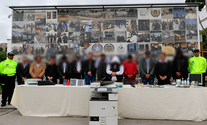 Dos polic&iacute;as junto a 12 capturados y elementos materiales probatorios.
