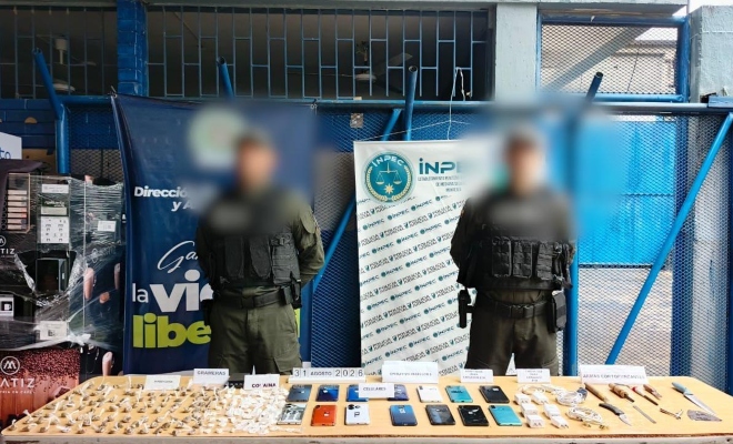 Dos funcionarios policiales de GAULA con elementos incautados 