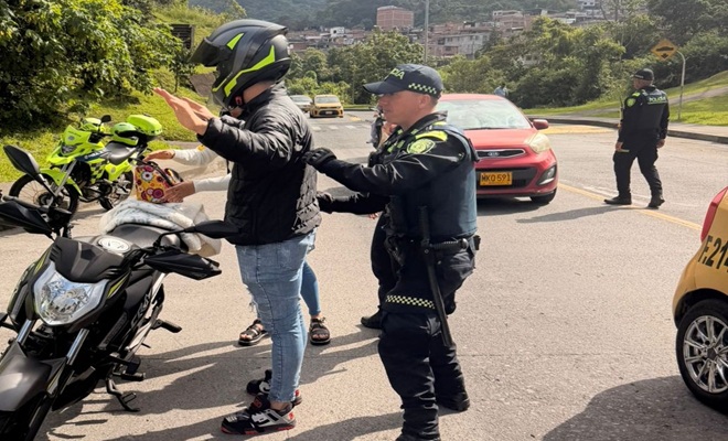 Policía realizando registro a persona 