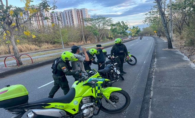 Policías realizan procedimiento de registro y control a ciudadanos en vía publica