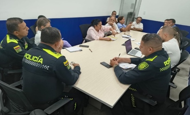 Tres funcionarios policial y presidentes de juntas comunales reunidos